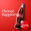 Klassische Coca-Cola-Glasflasche auf rotem Hintergrund mit dem Slogan «Choose Happiness» und «Love Coca-Cola»-Emblem. Neurobrading Beispiel