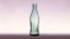 Die berühmte Coca-Cola-Konturflasche von 1915 aus grünem Glas mit eingeprägtem Markenlogo – ein Designklassiker der Verpackungsgeschichte.