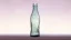 Die berühmte Coca-Cola-Konturflasche von 1915 aus grünem Glas mit eingeprägtem Markenlogo – ein Designklassiker der Verpackungsgeschichte.