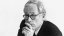 Schwarz-Weiß-Porträt von Dieter Rams, einem der einflussreichsten Designer des 20. Jahrhunderts, bekannt für sein zeitloses, funktionales Design.