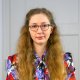 Sibylle Löwe, Mitgründerin von we dot, mit Brille und geblümter Schluppenbluse vor hellem Hintergrund