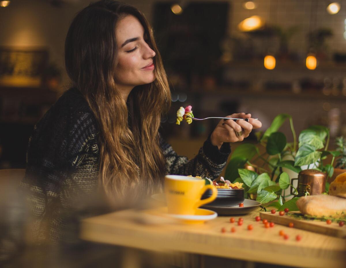 Gastronomie und Restaurant Marketing – Frau beim Essen