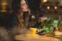 Gastronomie und Restaurant Marketing – Frau beim Essen