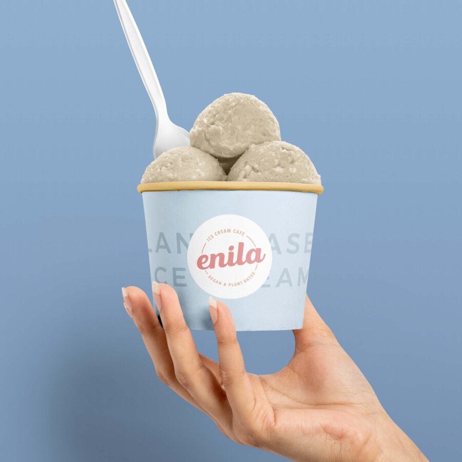 Logodesign Variante 02 für das Ice Cream Café auf einem Eiscreme-Becher