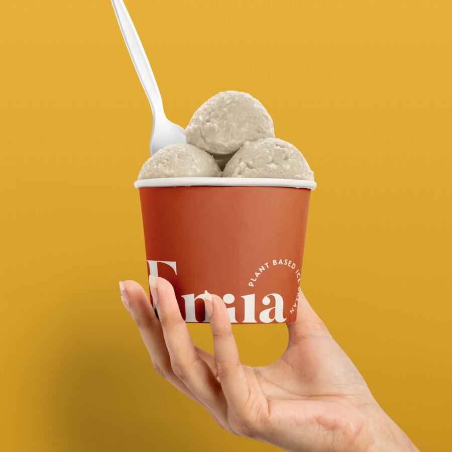Logodesign Variante 03 für das Ice Cream Café auf einem Eiscreme-Becher