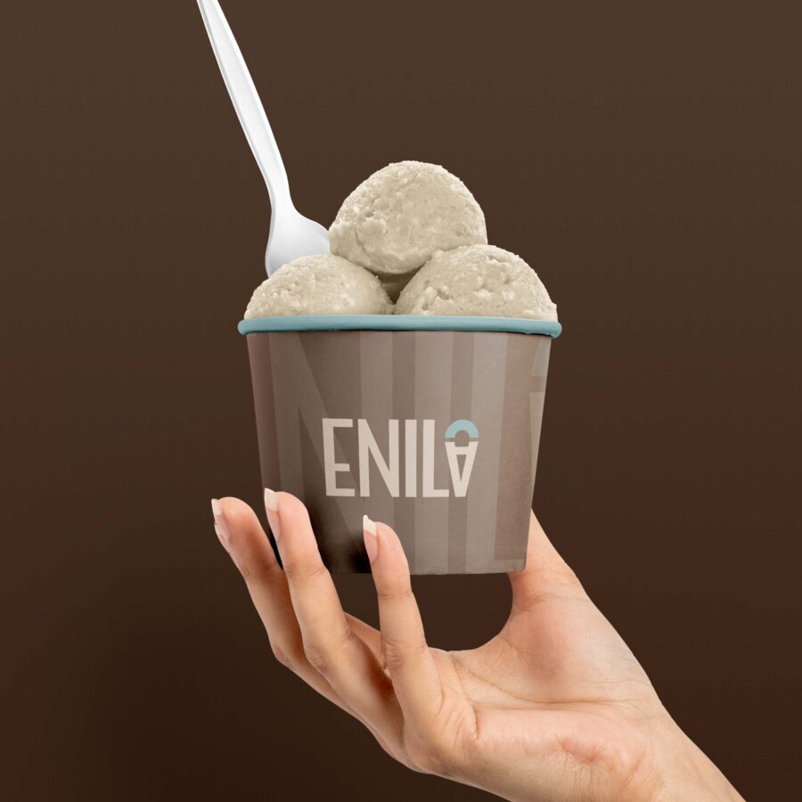 Logodesign Variante 04 für das Ice Cream Café auf einem Eiscreme-Becher