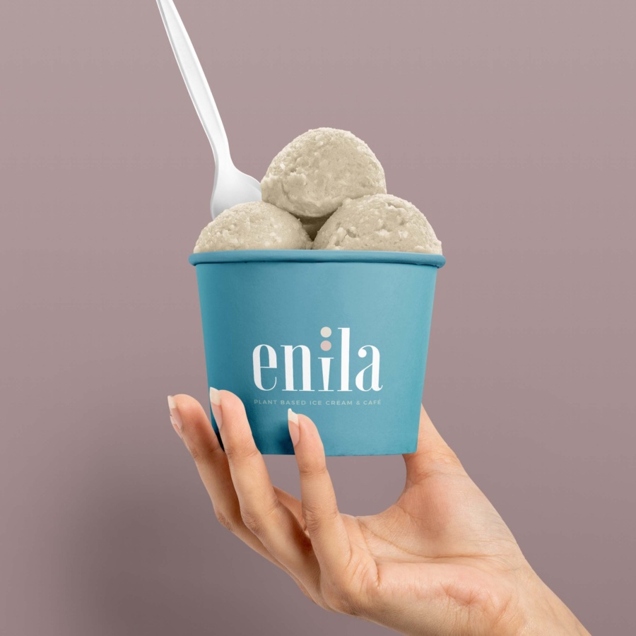 Finales Logodesign für das Ice Cream Café auf einem Eiscreme-Becher